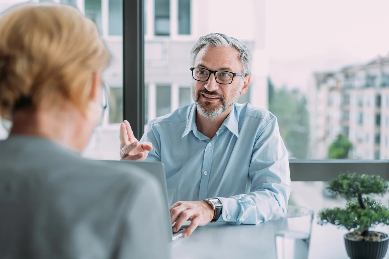 Conseiller souriant en rencontre avec une cliente