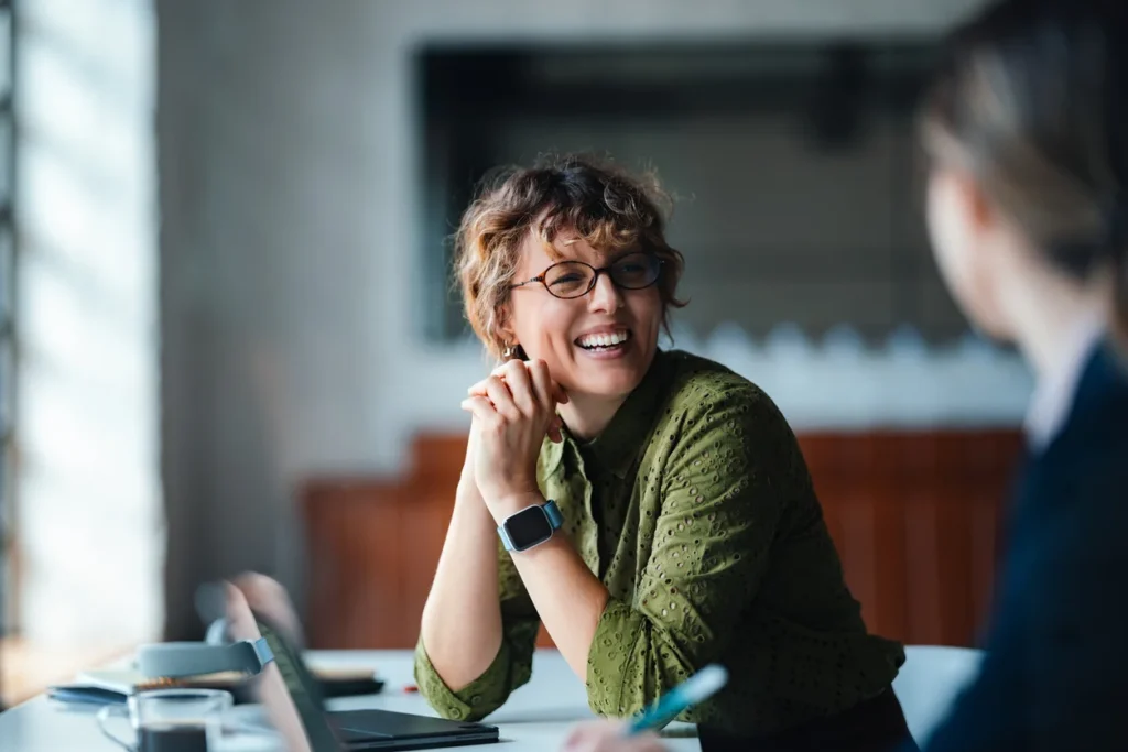 Conseillère souriante accueillant une cliente – une écoute sans jugement