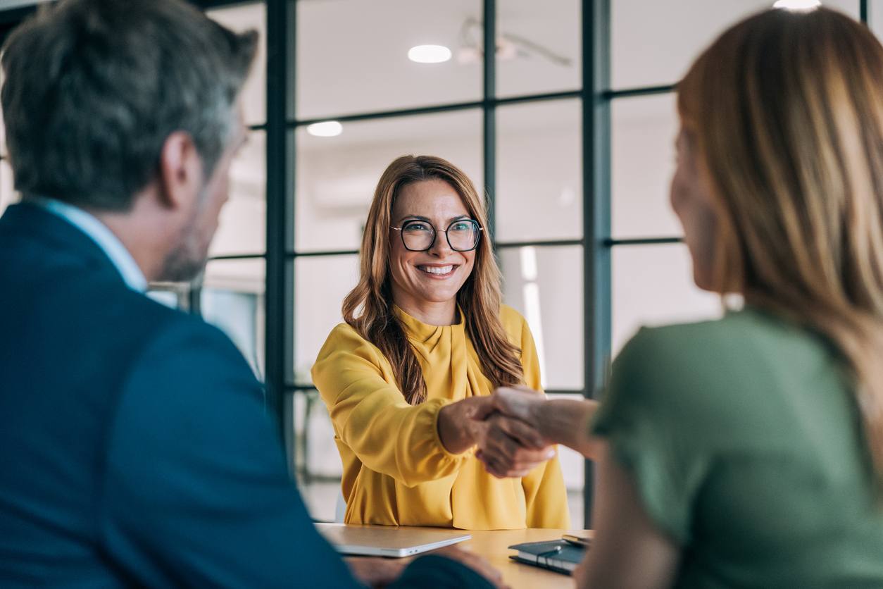 Conseillère en insolvabilité en rencontre avec une cliente, documents en main – consultation gratuite