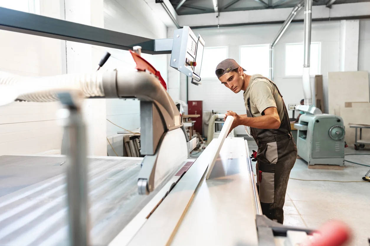 Artisan au travail dans son atelier – l'avis d'intention protège l'entreprise le temps de préparer une proposition