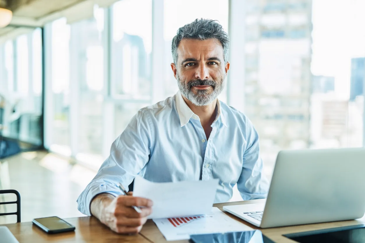 Conseiller souriant à son bureau – un professionnel dédié à votre dossier