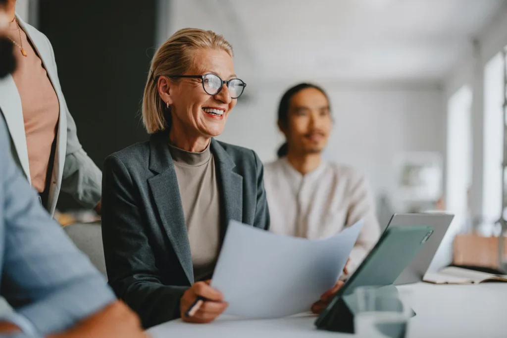 Conseillère souriante en rencontre avec des entrepreneurs