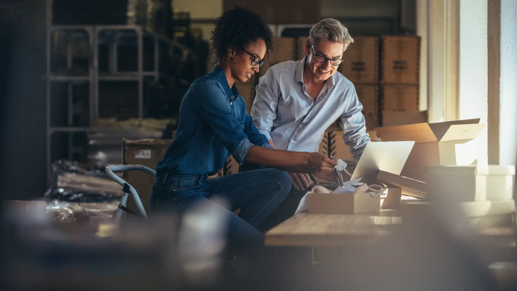 Conseillère en rencontre avec un commerçant dans son entrepôt – liquidation d'inventaire