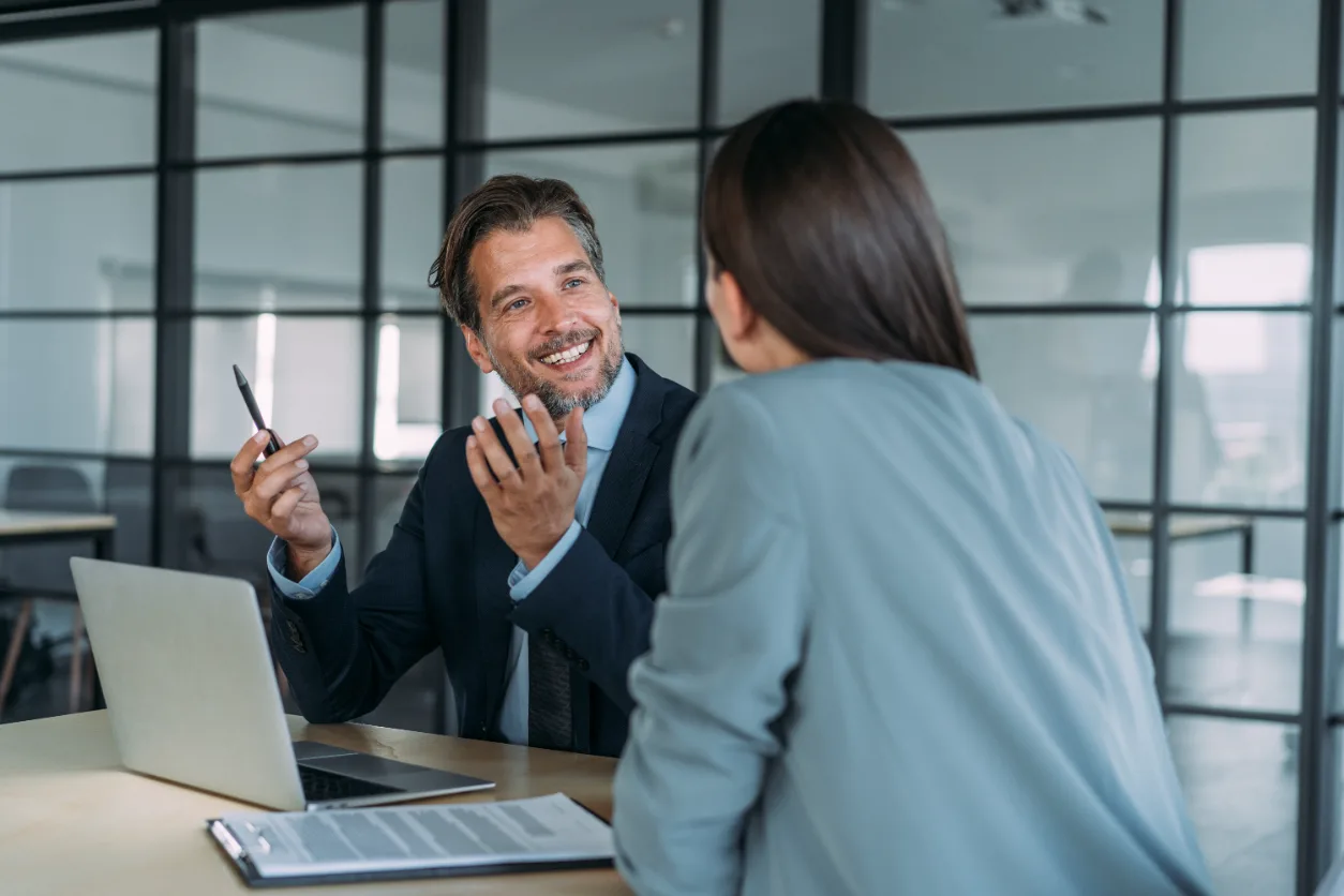 Conseiller en réunion stratégique avec une dirigeante d'entreprise
