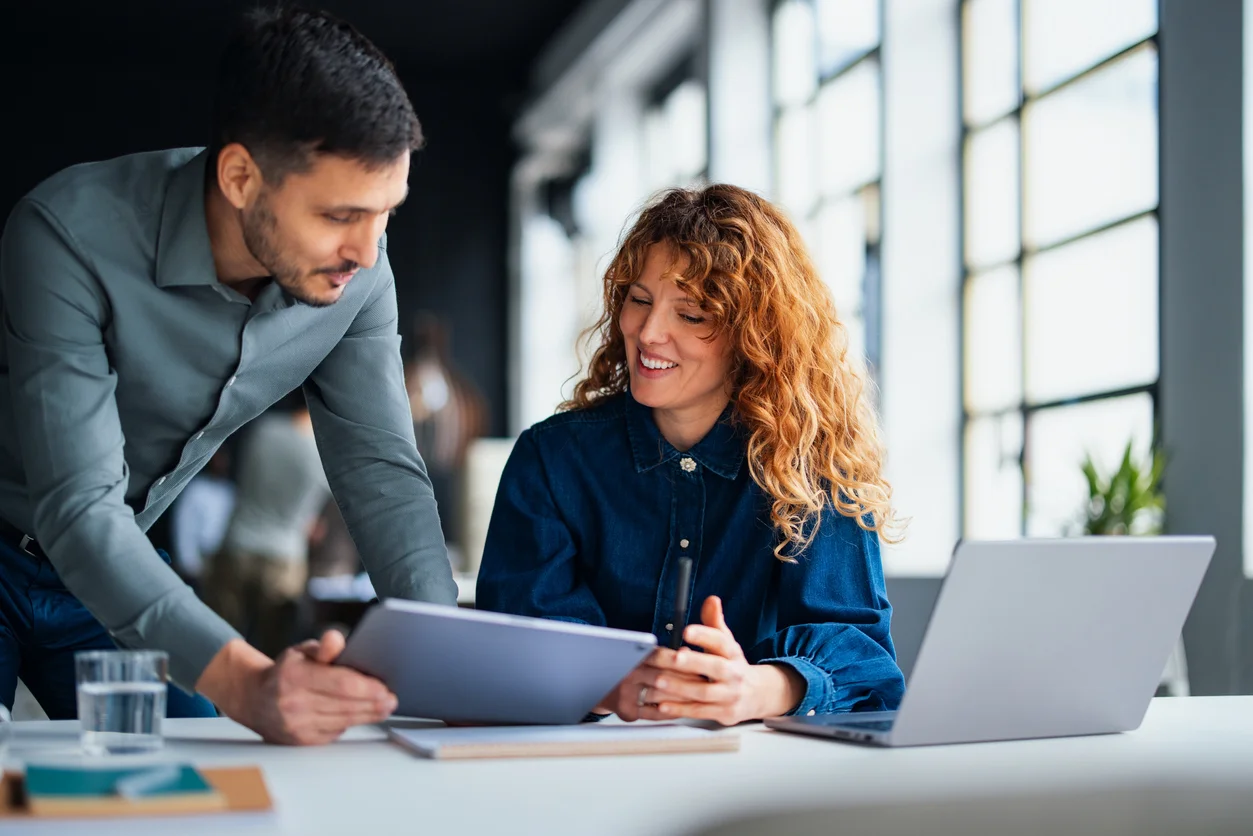 Entrepreneurs en rencontre avec une conseillère – solutions d'insolvabilité pour entreprises