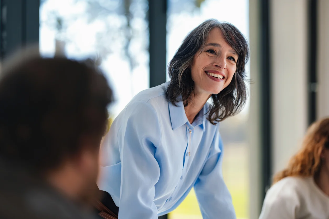 Conseillère souriante en consultation avec une cliente – le rôle du syndic autorisé en insolvabilité
