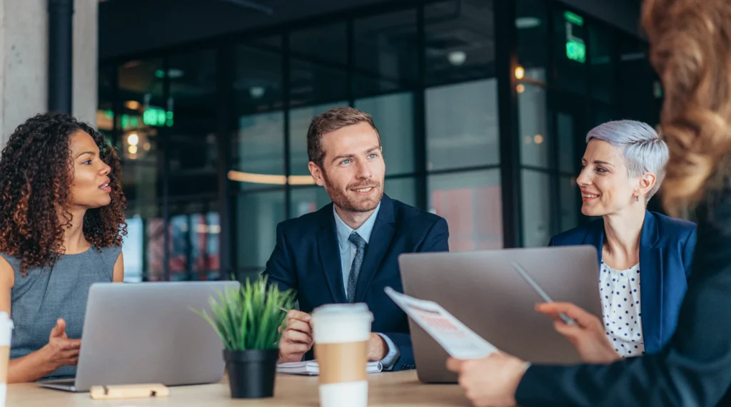 Conseiller en rencontre avec une cliente, documents en main – consultation gratuite