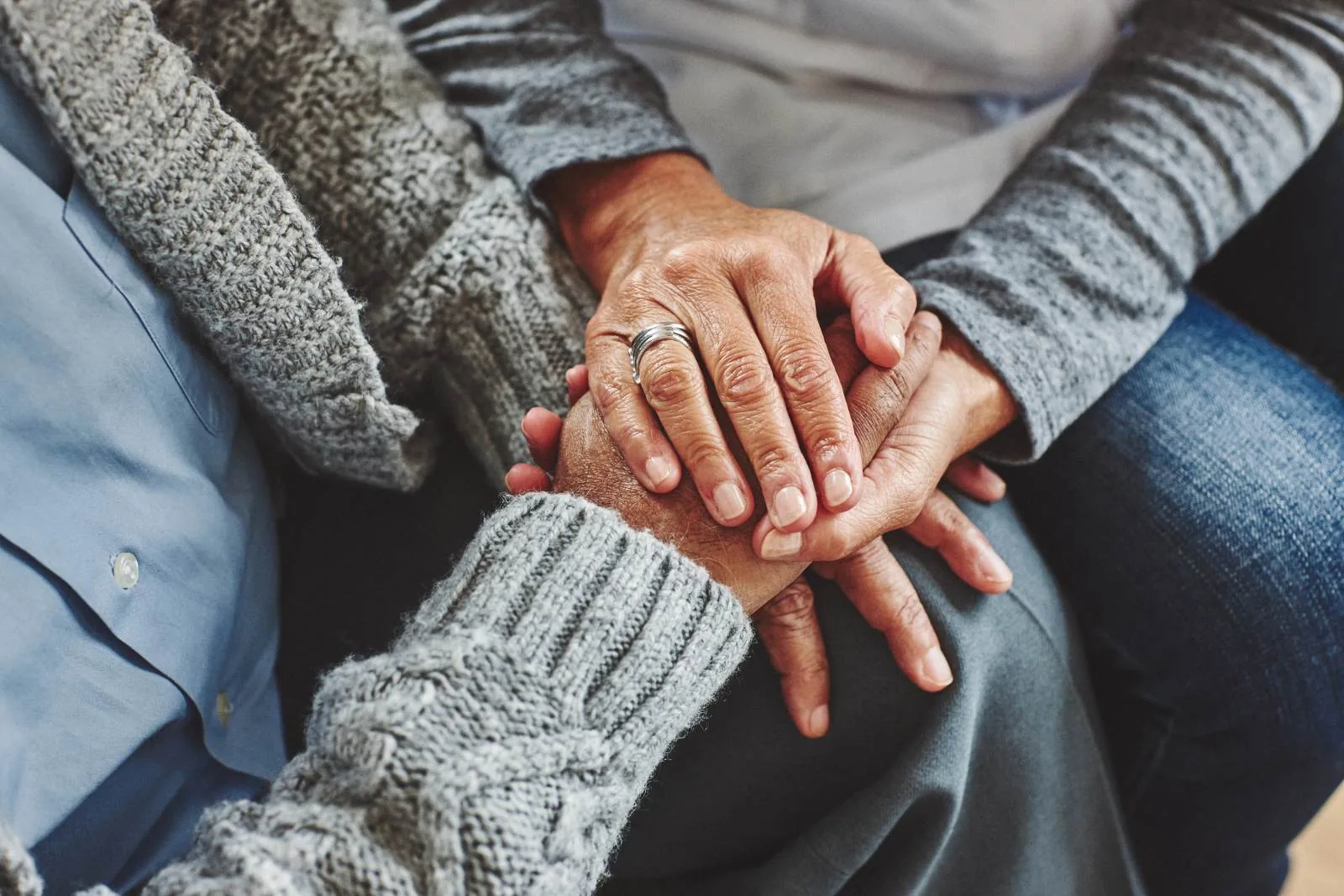 Mains d'un couple d'aînés qui se tiennent — soutien pendant la maladie