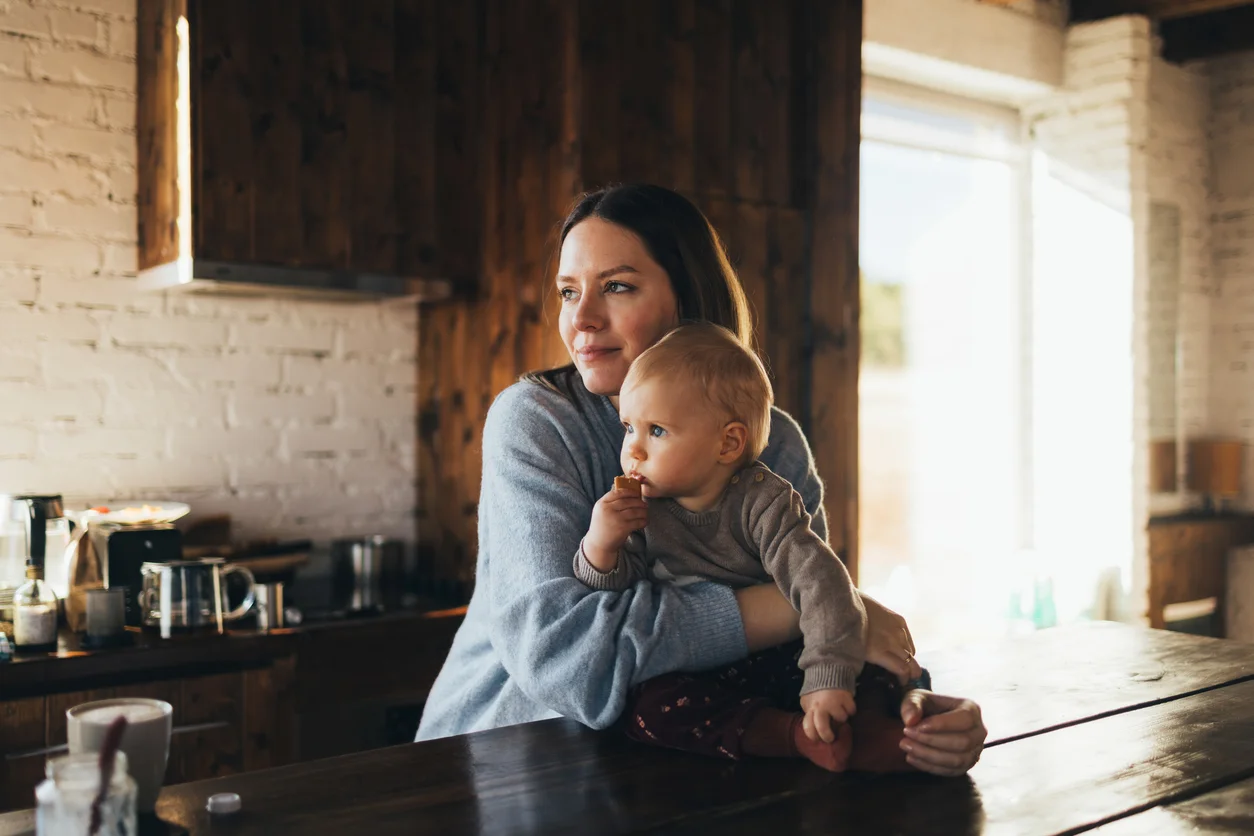 Mélanie, mère monoparentale de Québec, avec son enfant – photo d'illustration - Dettes après séparation