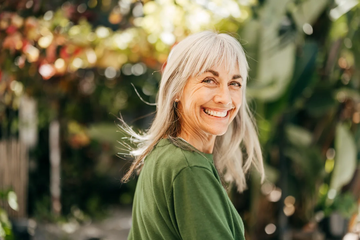 Monique, de Beauport, souriante à l'extérieur – photo d'illustration - Stress financier