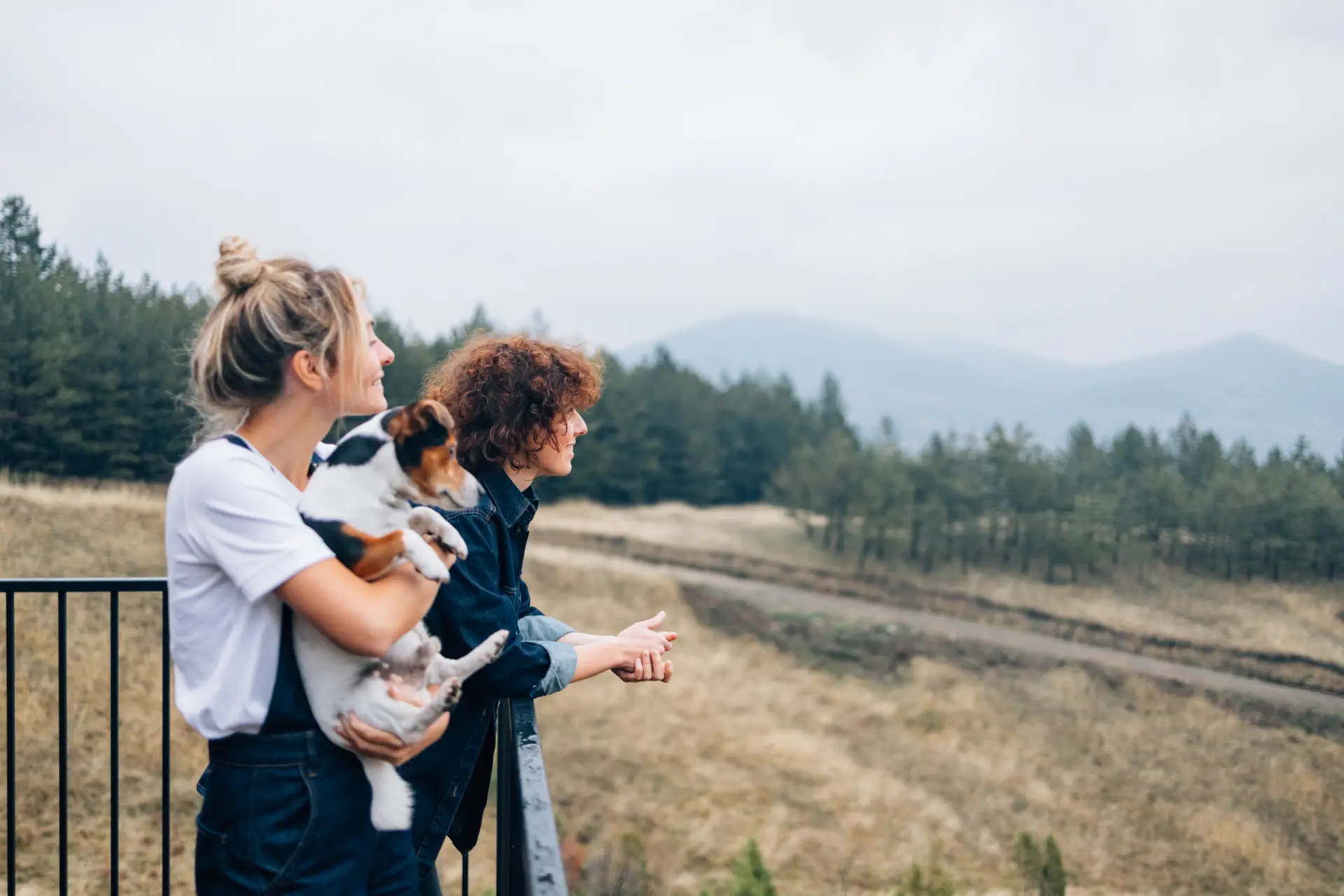 Famille heureuse en plein air, enfant dans les bras